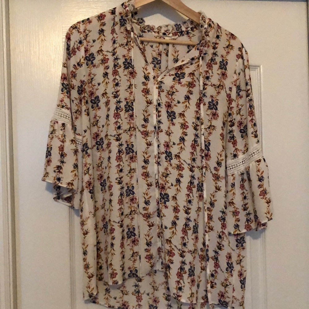 Floral Blouse with flowy sleeves